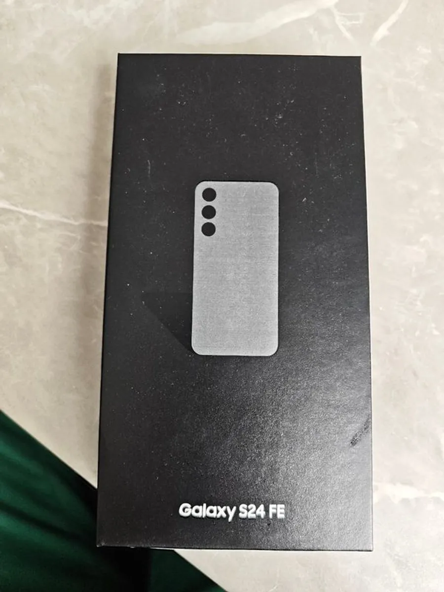 Samsung Galaxy S24 FE - Image 1