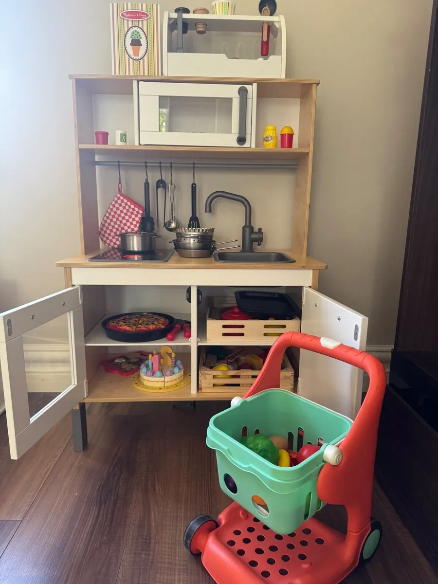 Kids play kitchen with accessories - Image 1