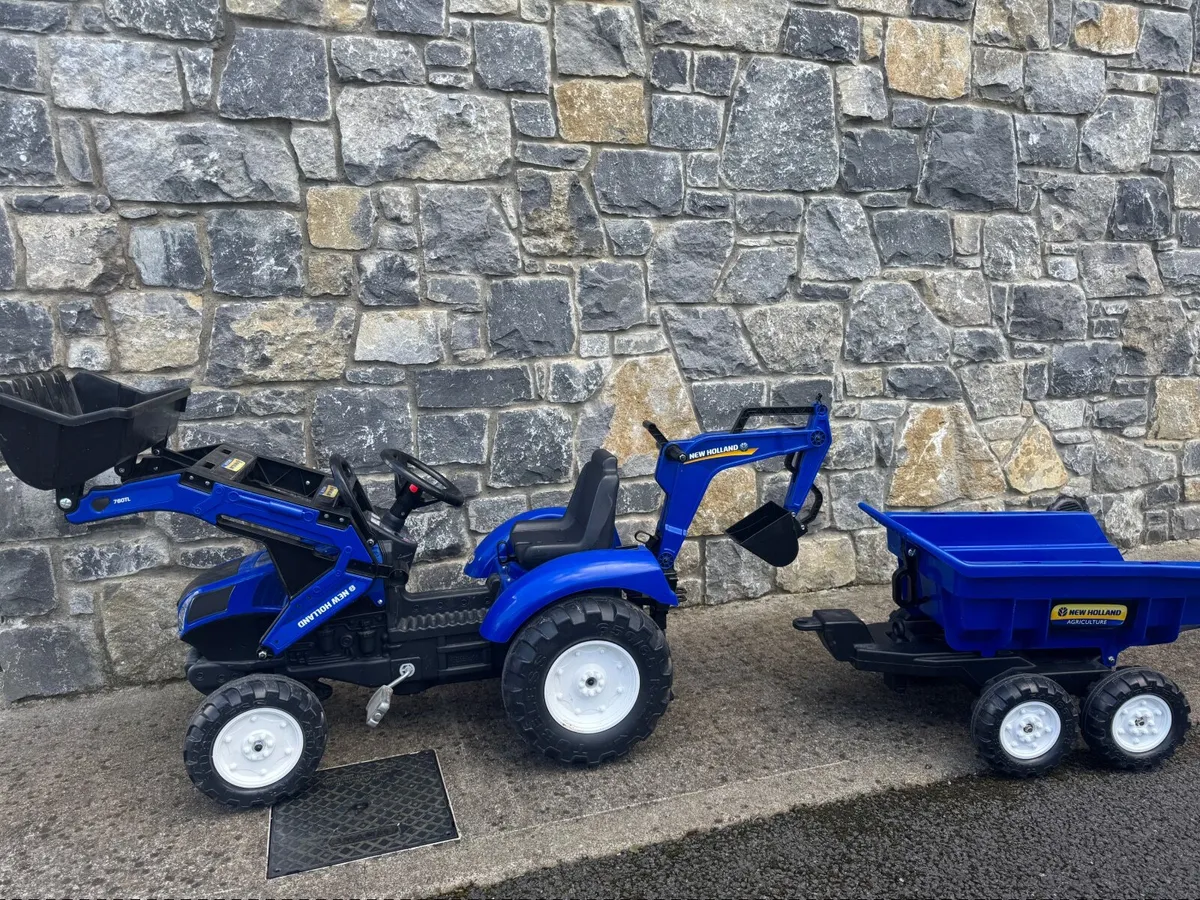 New Holland tractor with trailer and slurry tanker - Image 1