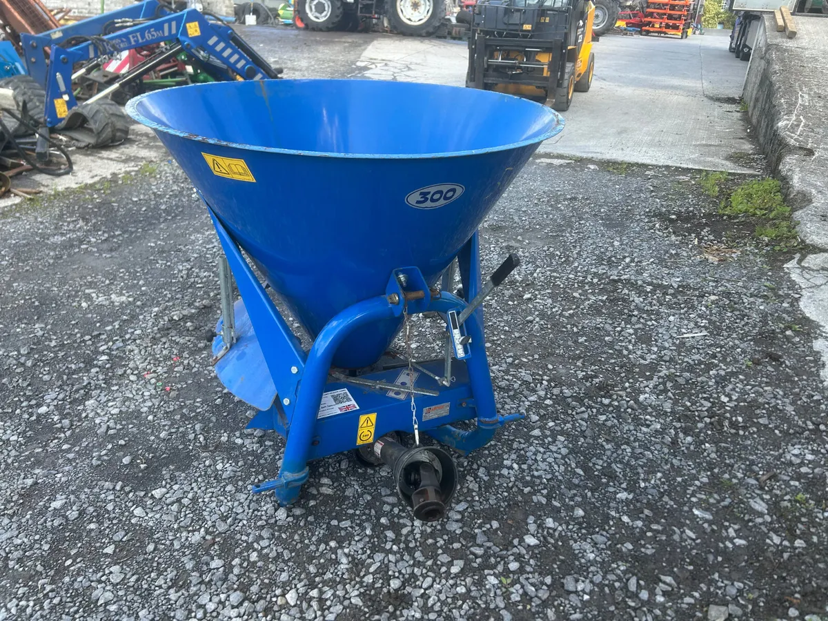 Fleming 300 Fertiliser Spreader - Image 3