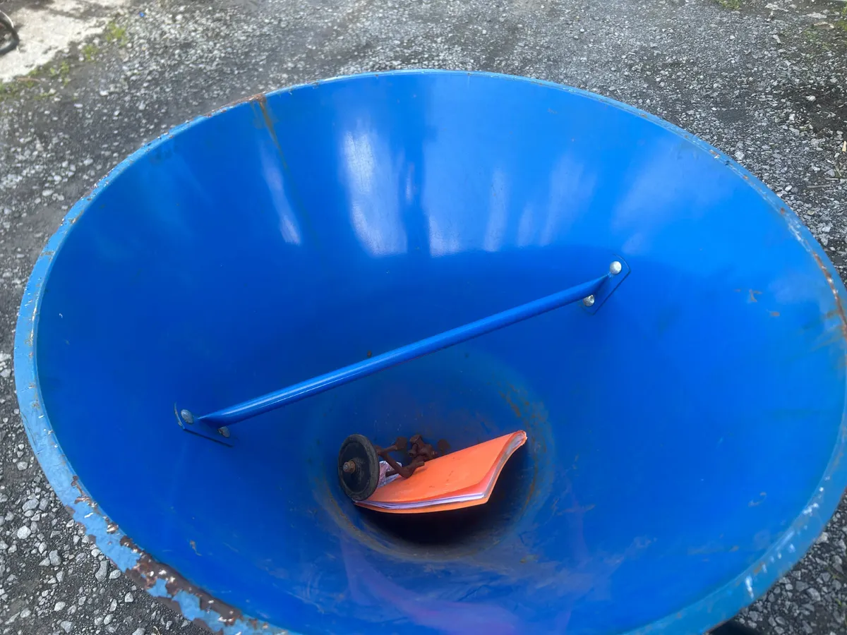 Fleming 300 Fertiliser Spreader - Image 2