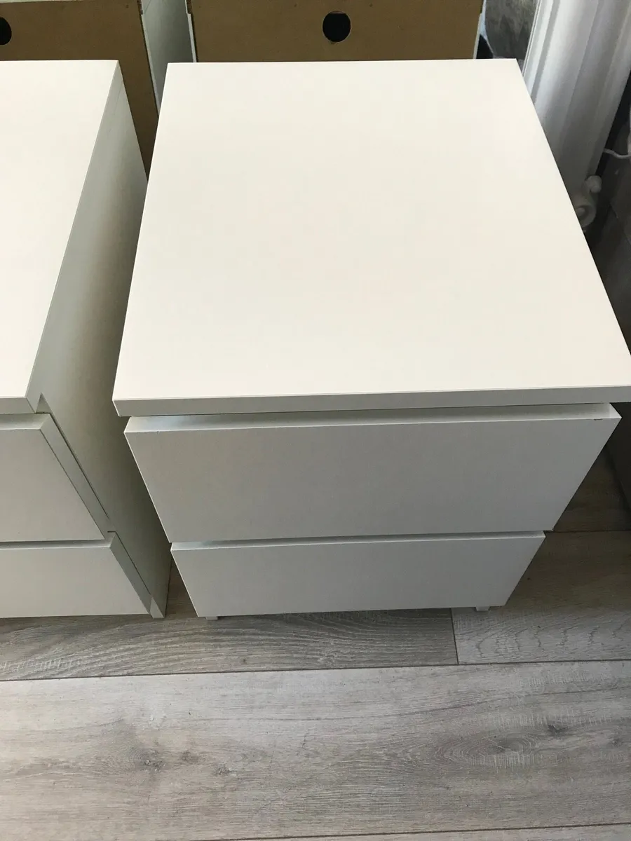 Stylish and modern bedside lockers - Image 2