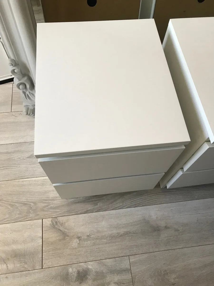 Stylish and modern bedside lockers - Image 3