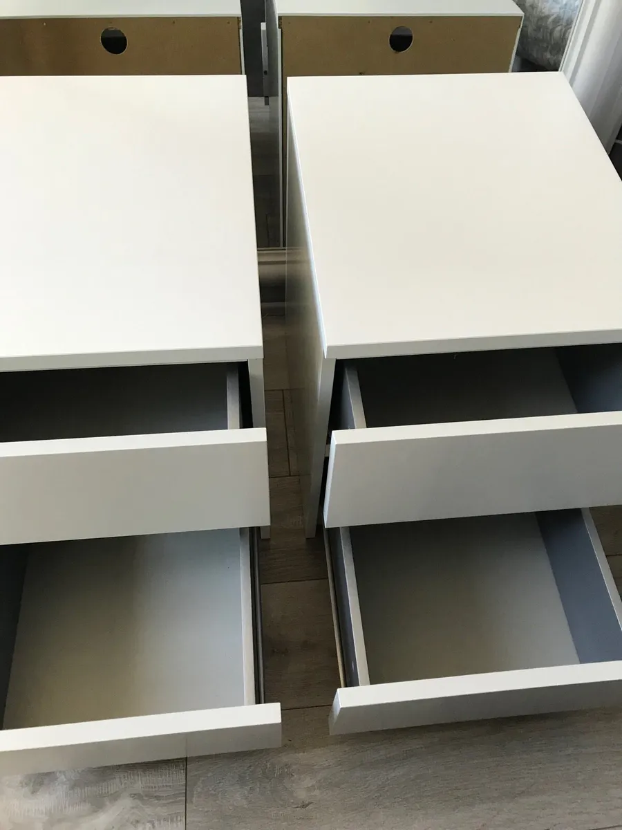 Stylish and modern bedside lockers - Image 4