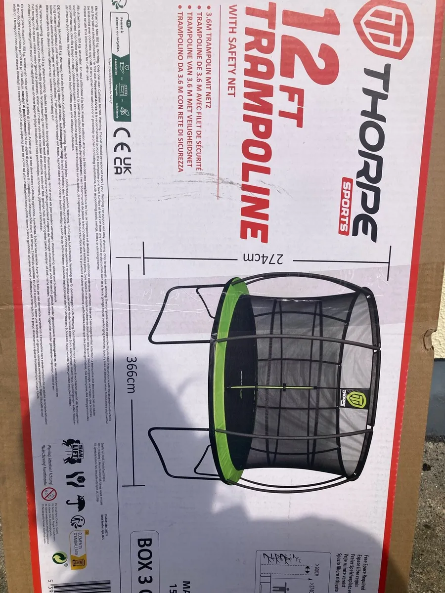 *Free* Thorpe 12ft net/stand for trampoline