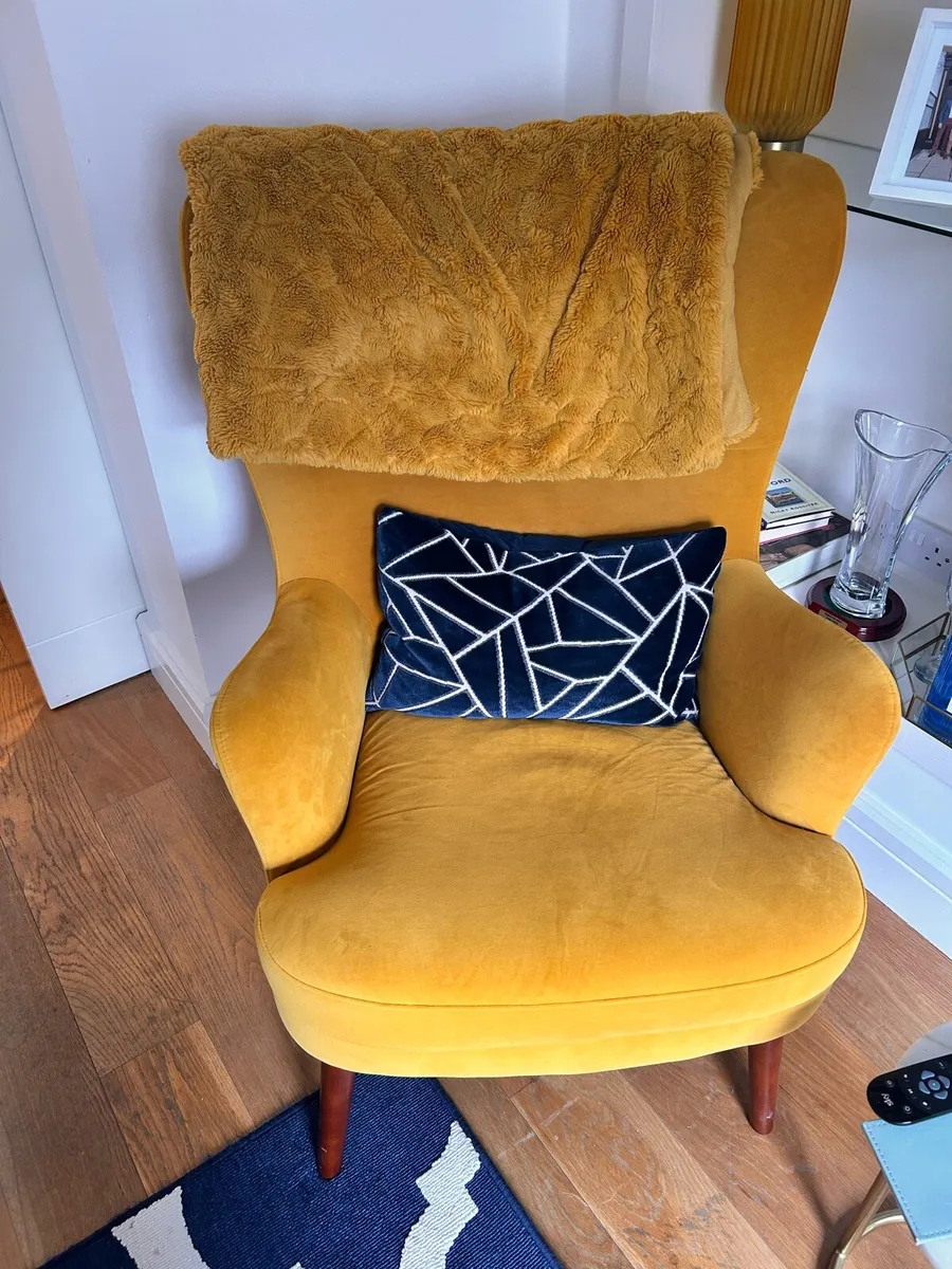 Arm chair, rug & picture - Image 1
