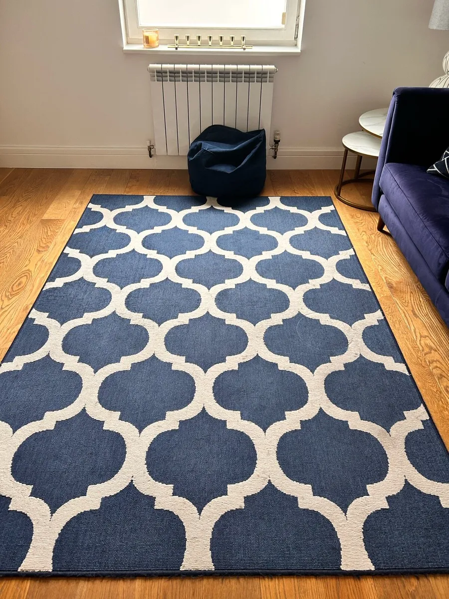 Arm chair, rug & picture - Image 2