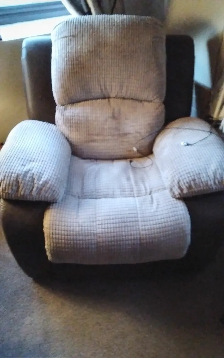 Cabinet and 2 recliner armchairs - Image 3