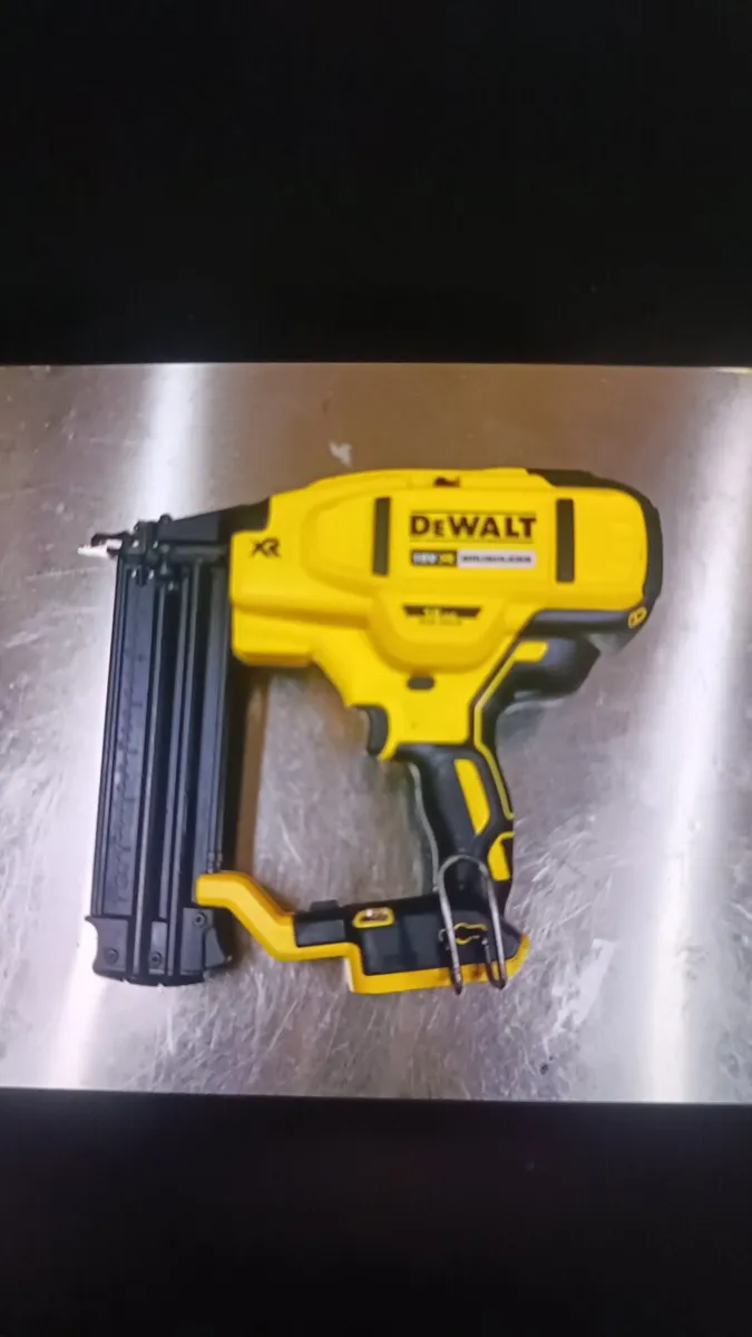 DeWalt dcn 680 18ga pin gun. Body only