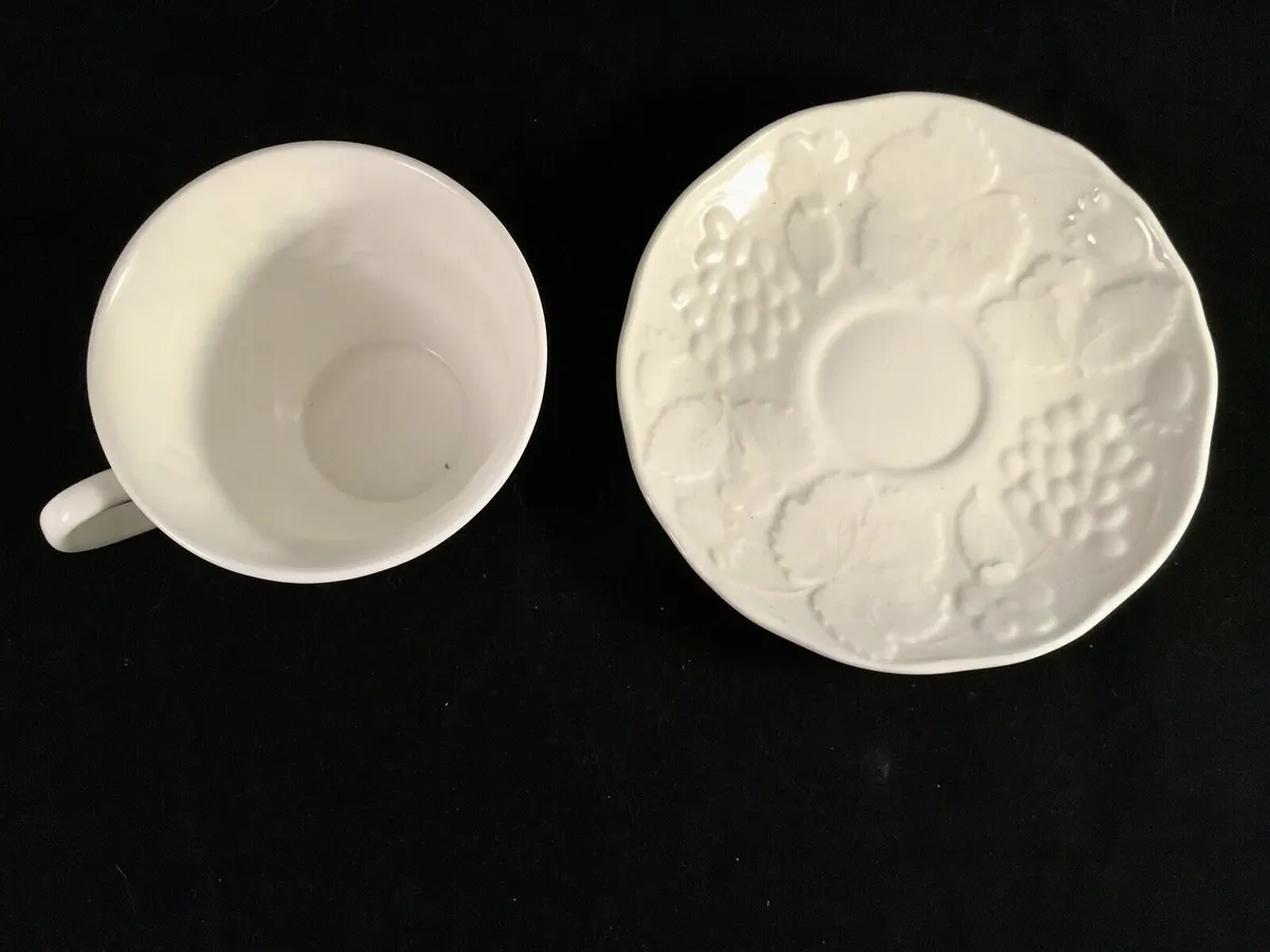 Vintage Wedgewood 'Strawberry/Vine' Cups & Saucers - Image 4