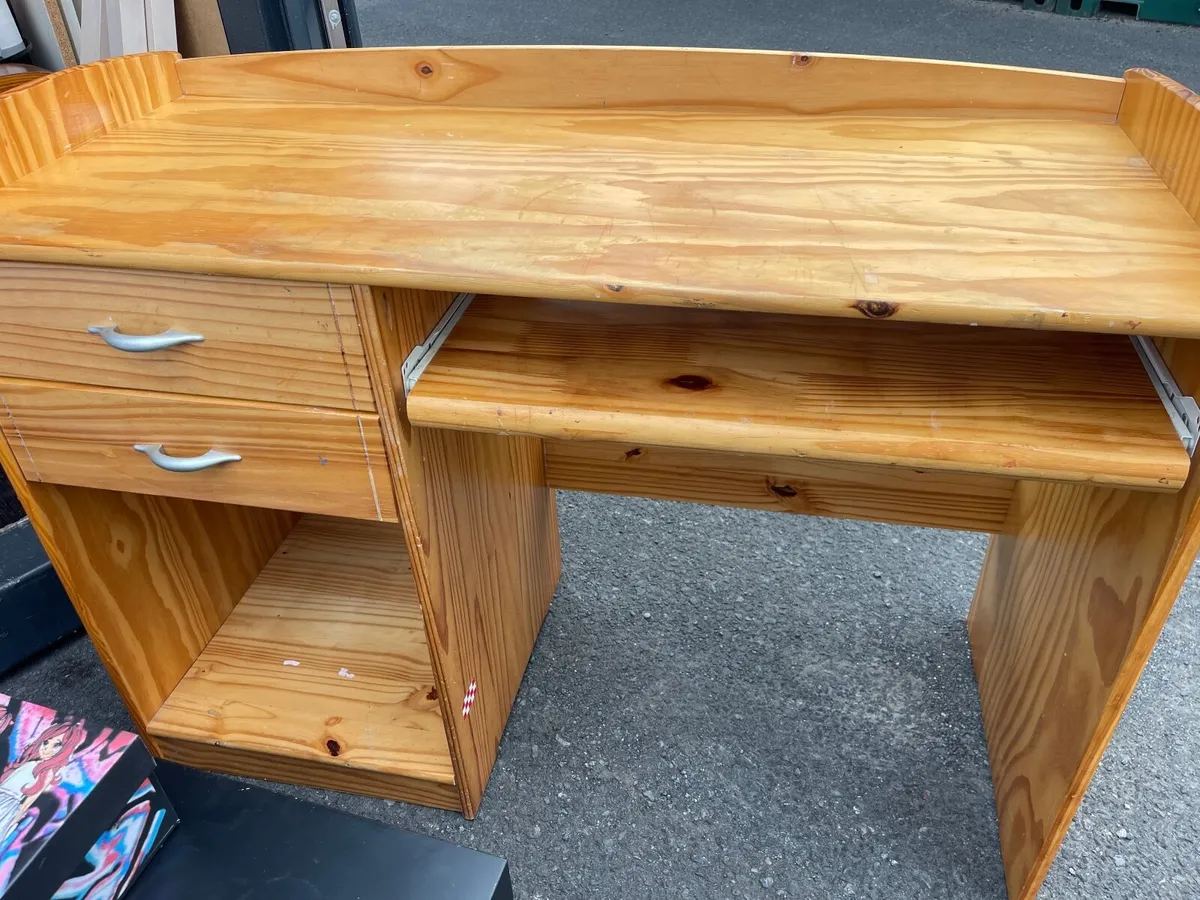 Wooden desk - Image 1