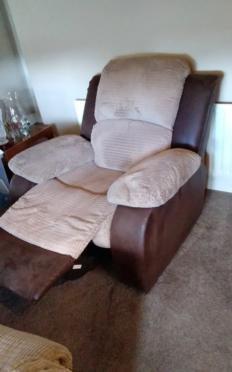 Cabinet and 2 recliner armchairs - Image 4