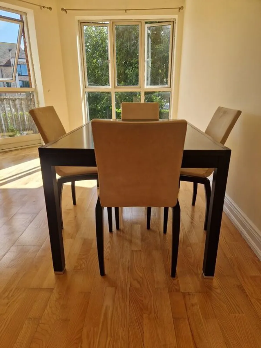 Black Table (Extendable) and 4 matching chairs - Image 1