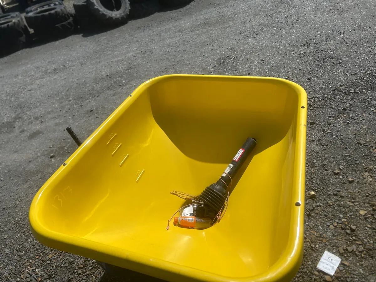 Fleming Wagtail Fertiliser Spreader - Image 2