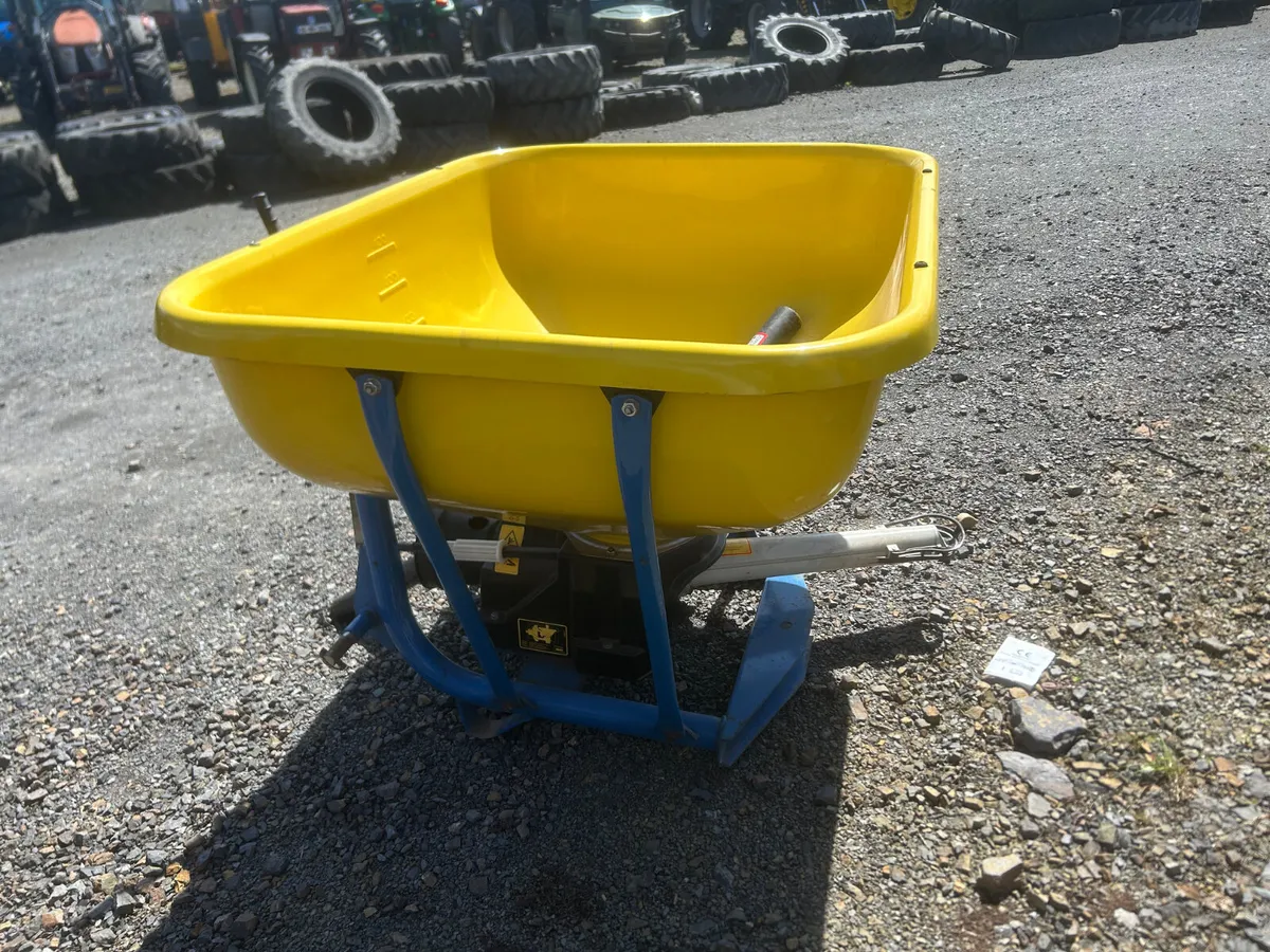 Fleming Wagtail Fertiliser Spreader - Image 3