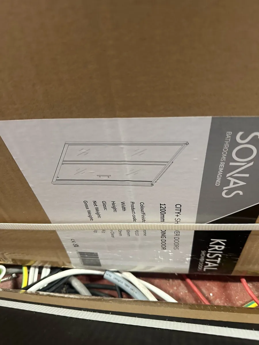Shower tray and doors - Image 2