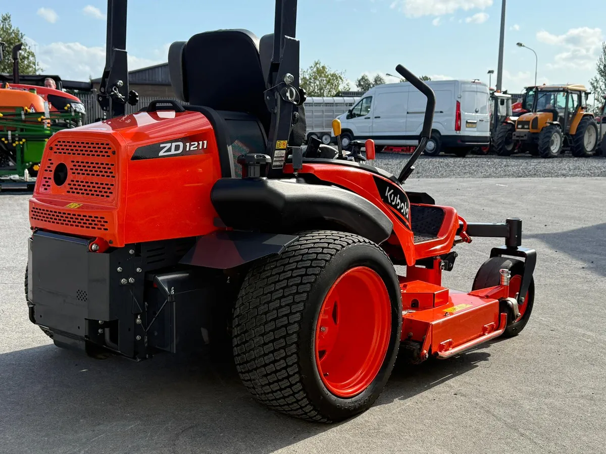 Used Kubota ZD1211 Zero Turn - Image 4