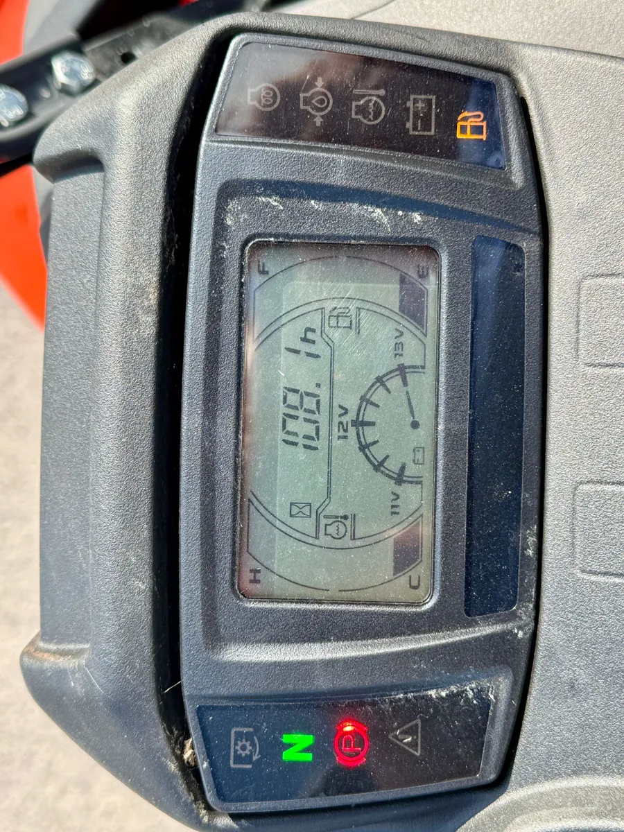 Used Kubota ZD1211 Zero Turn - Image 2