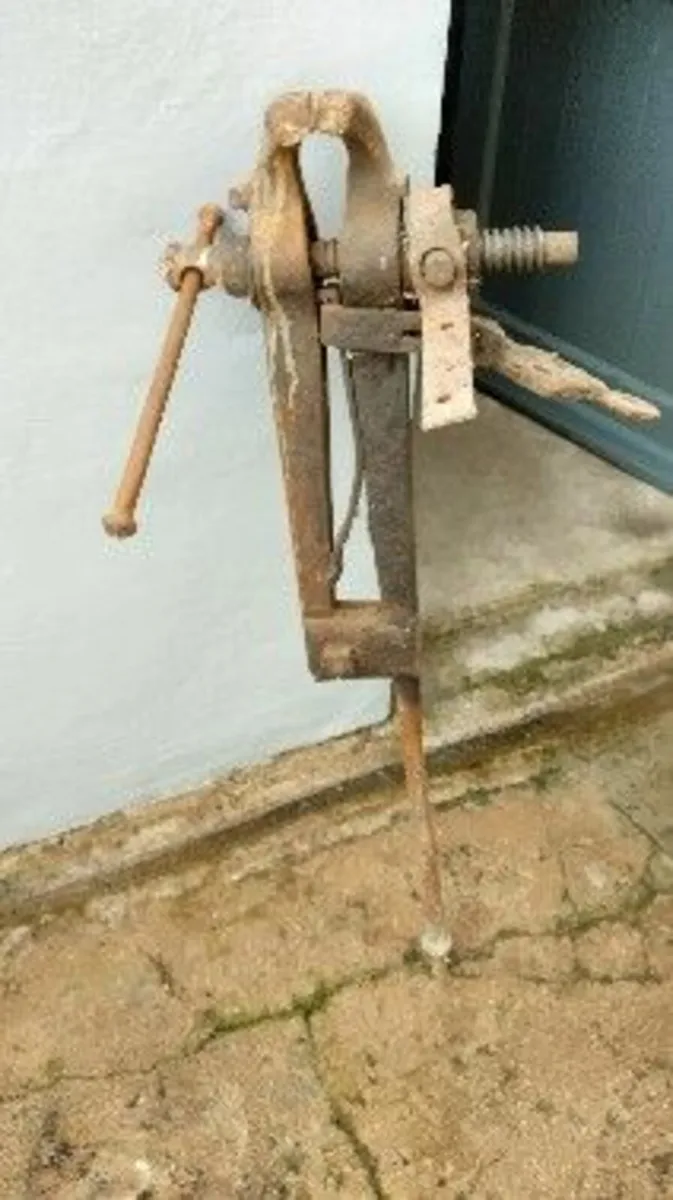 Antique Blacksmith's Leg Vice - Image 1