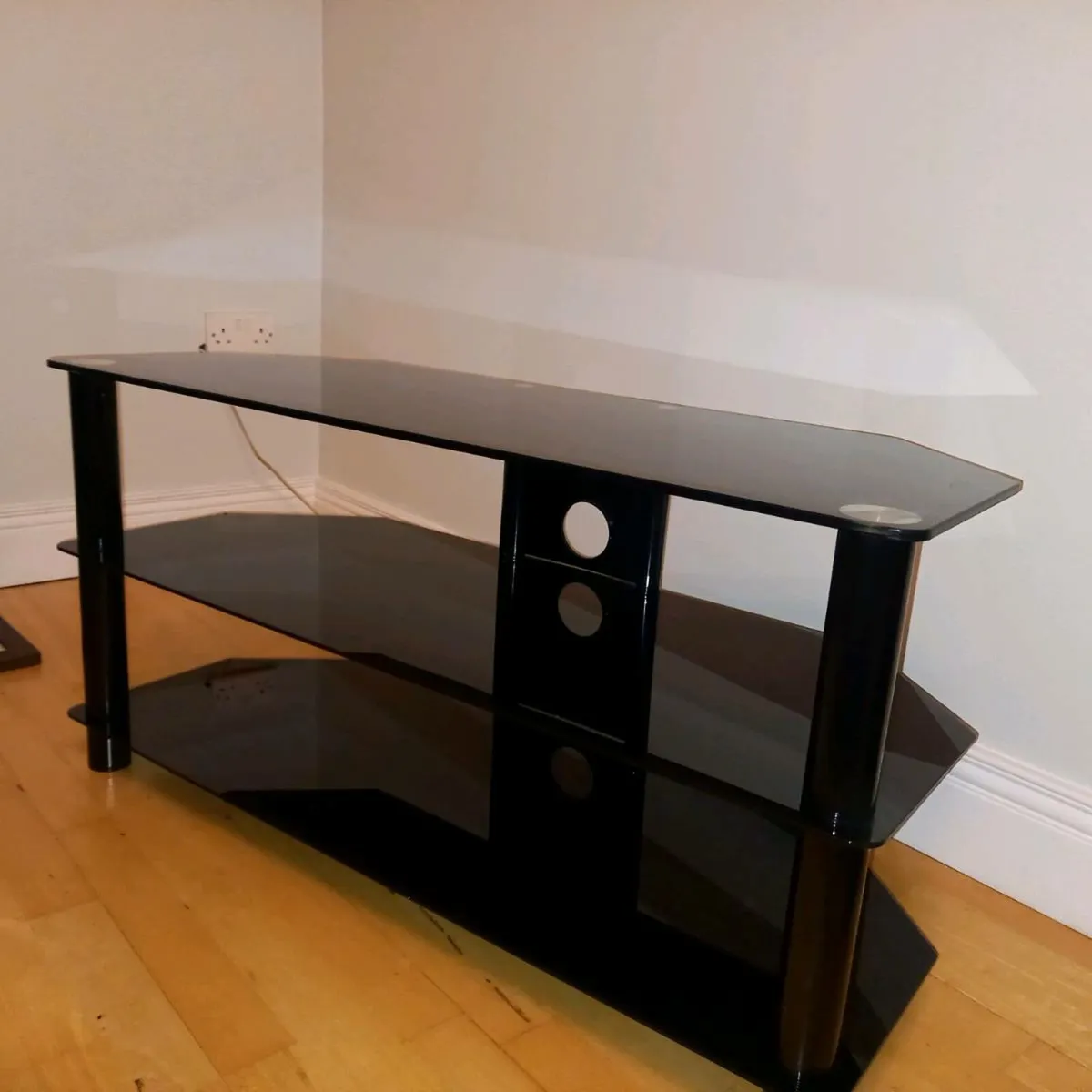 TV stand - Image 1