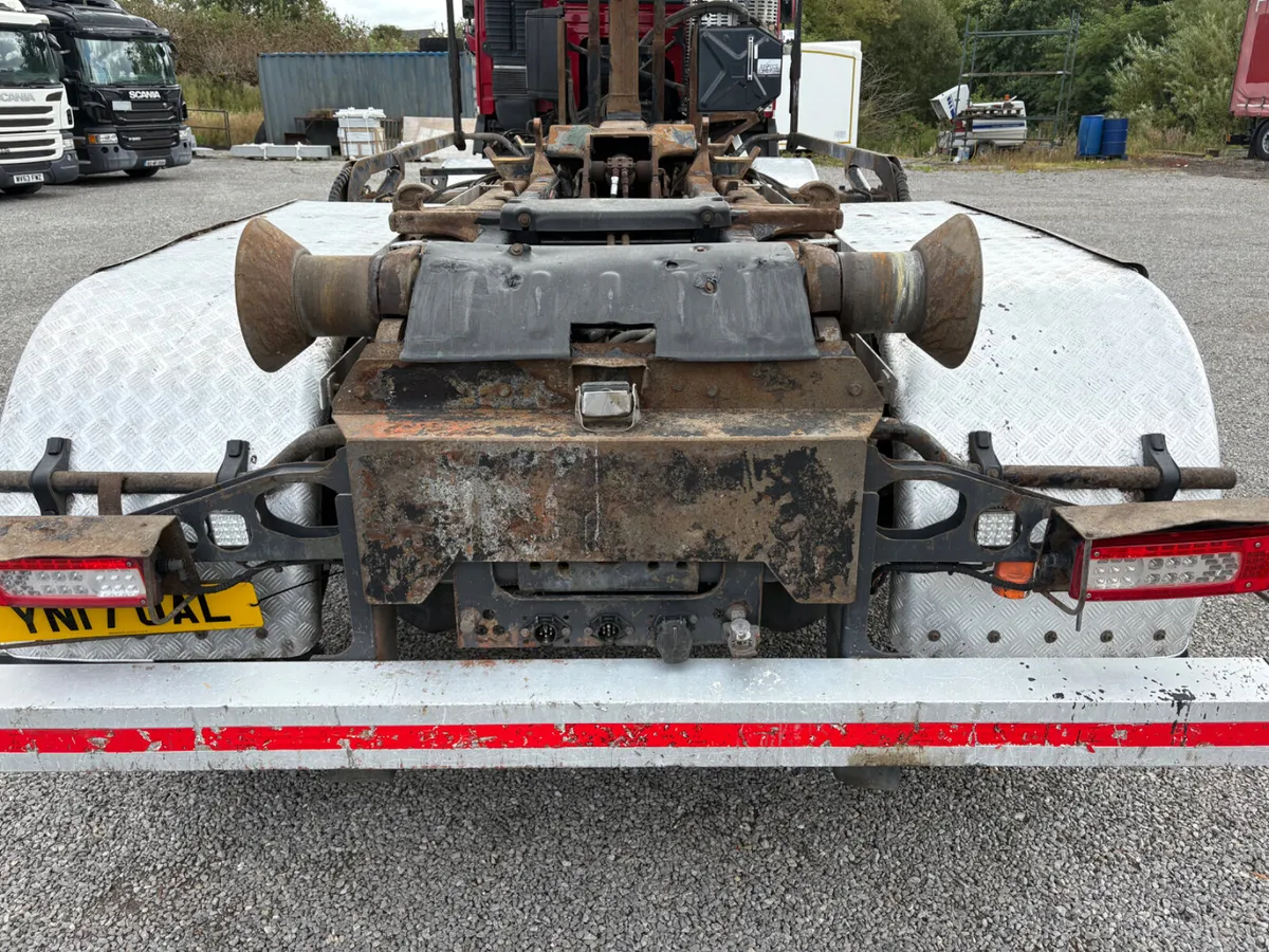 2017 Volvo FMX 460 8x2 Hookloader - Image 4