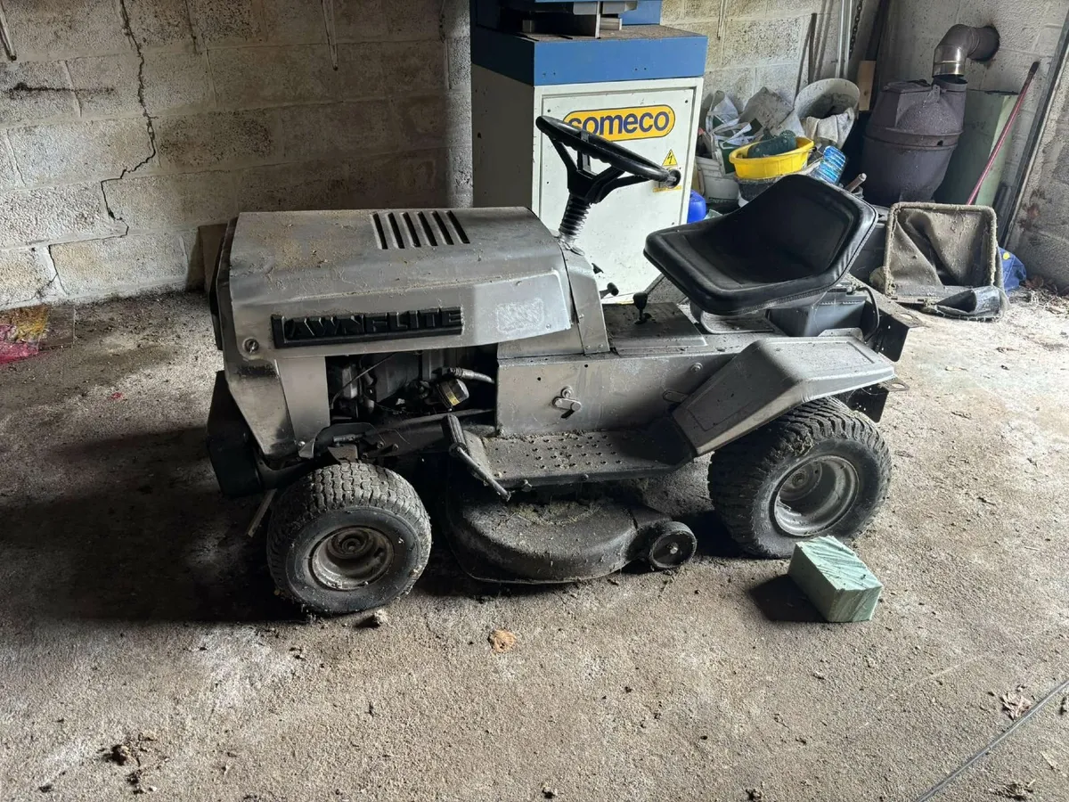 Ride on lawnmower - Image 1