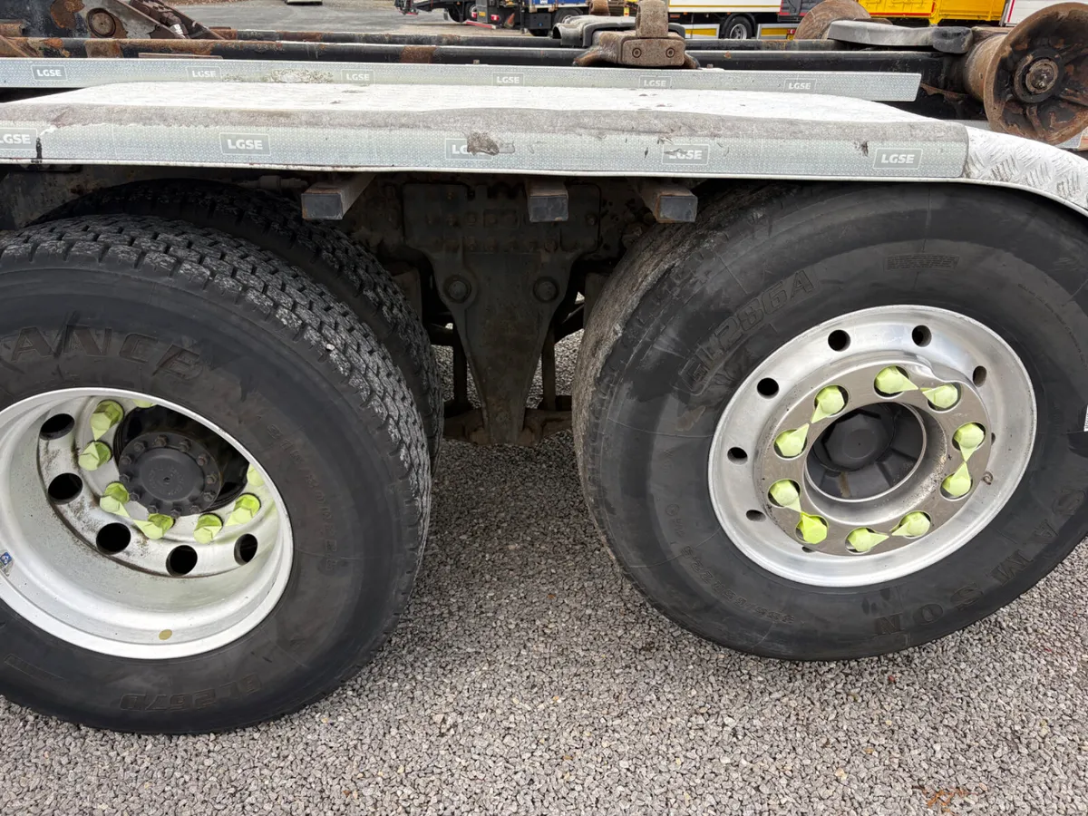 2017 Volvo FMX 460 8x2 Hookloader - Image 3