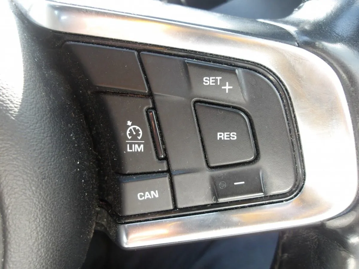 Jaguar XE 2.0 D R-sport Manual 180PS - Image 4