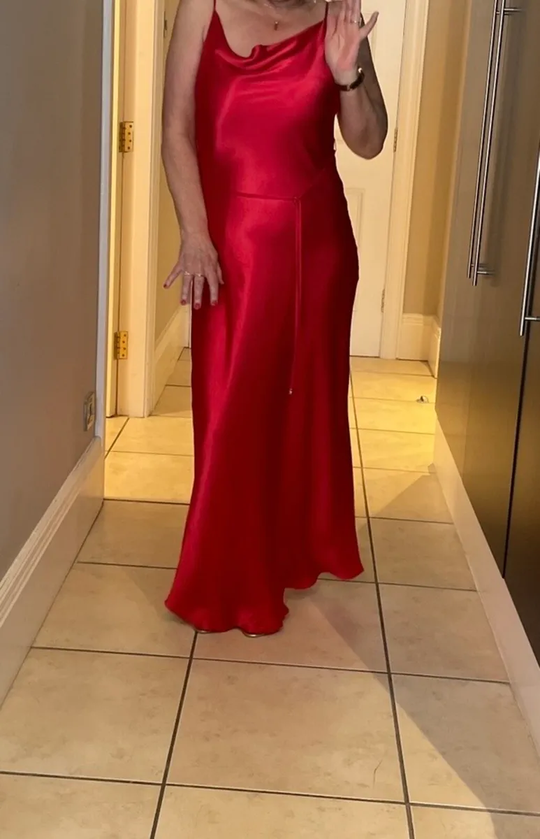 Beautiful red dress - Image 3