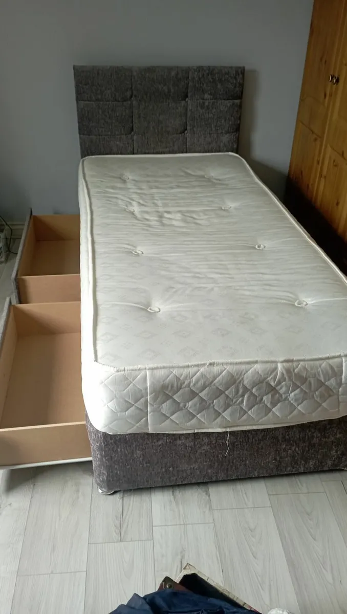 Single beds x 2 - Image 1