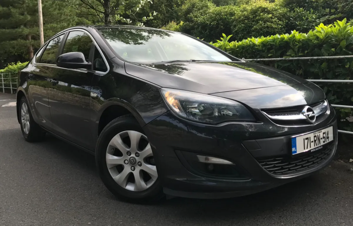 Opel Astra 1.6CDTi 110PS Deluxe Edition - Image 3