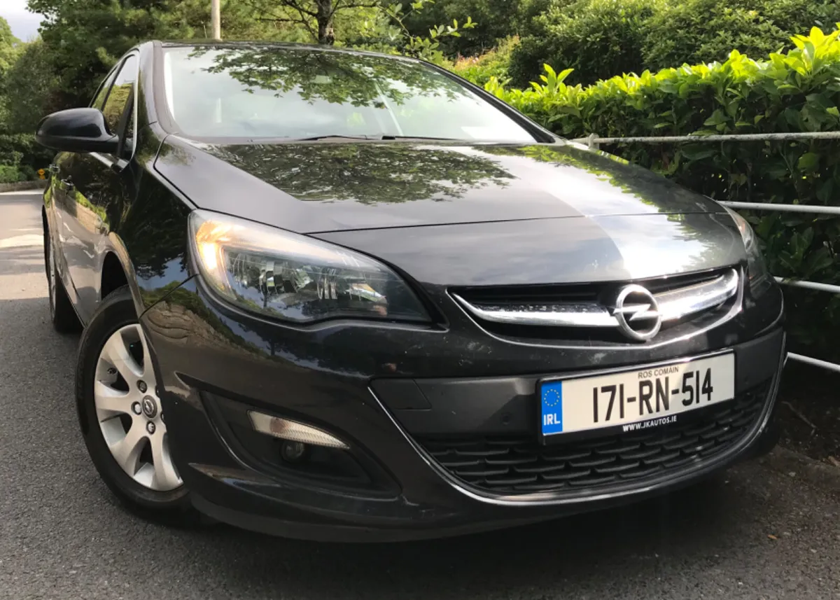 Opel Astra 1.6CDTi 110PS Deluxe Edition - Image 1