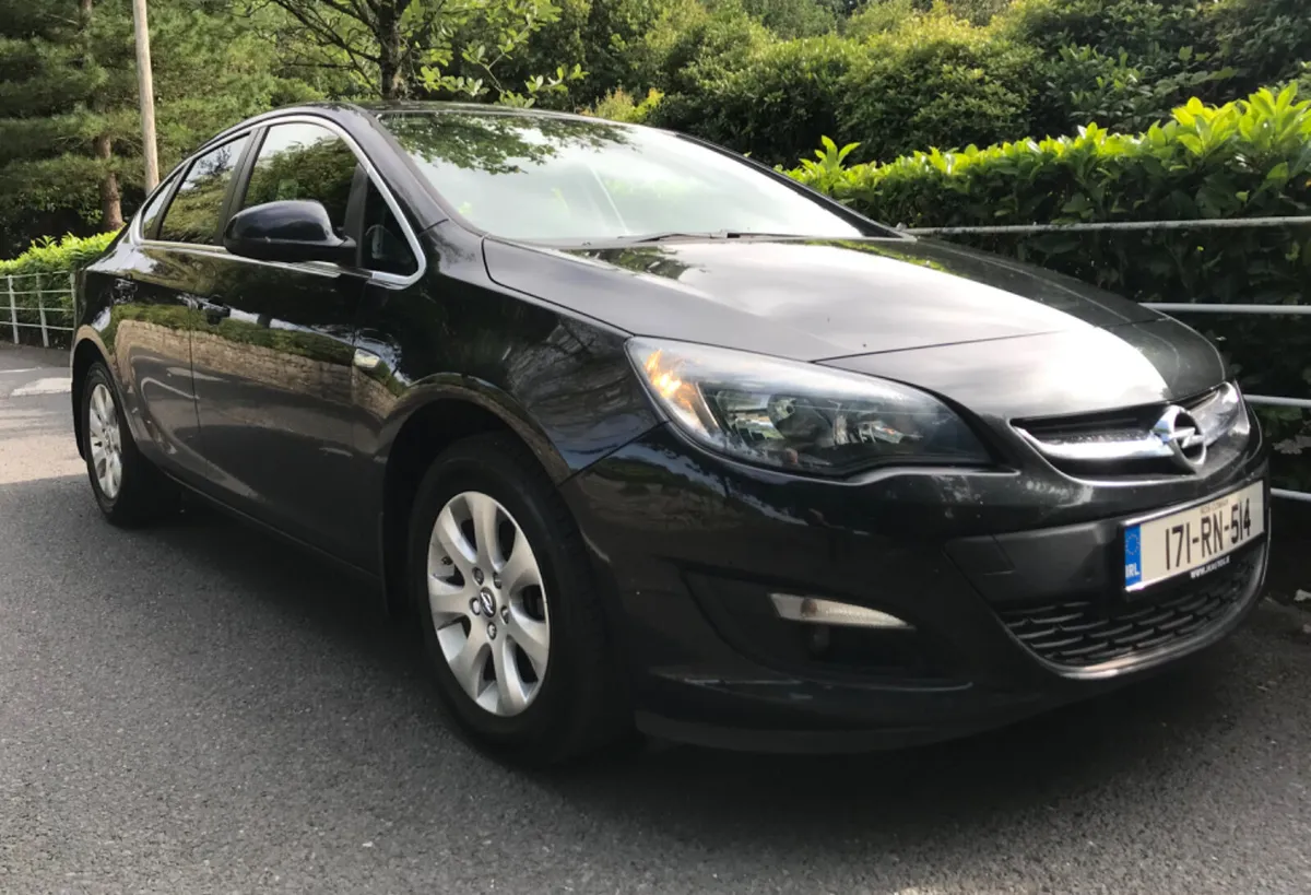 Opel Astra 1.6CDTi 110PS Deluxe Edition - Image 4