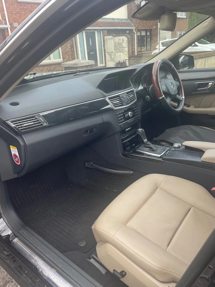 Mercedes-Benz E-Class 2011 - Image 2