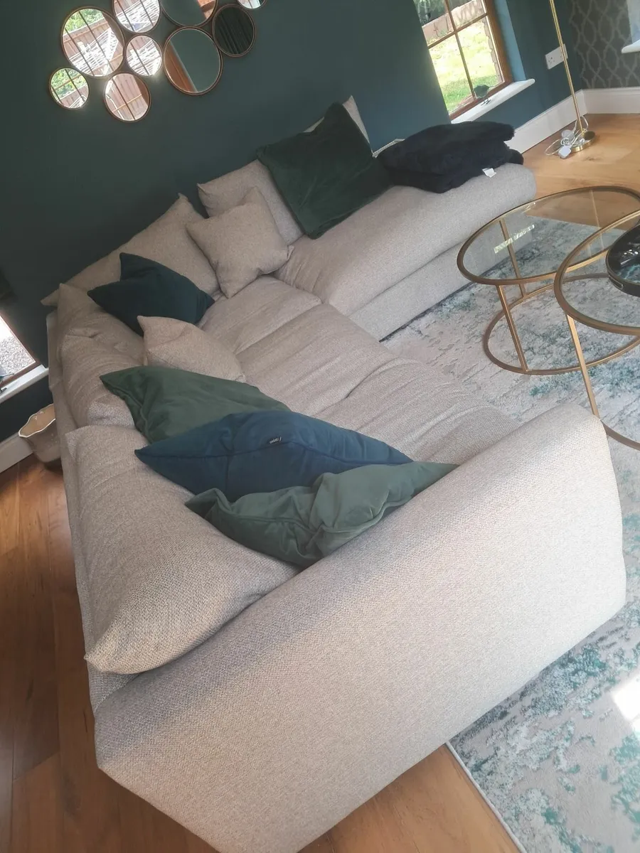 Couch. - Image 1