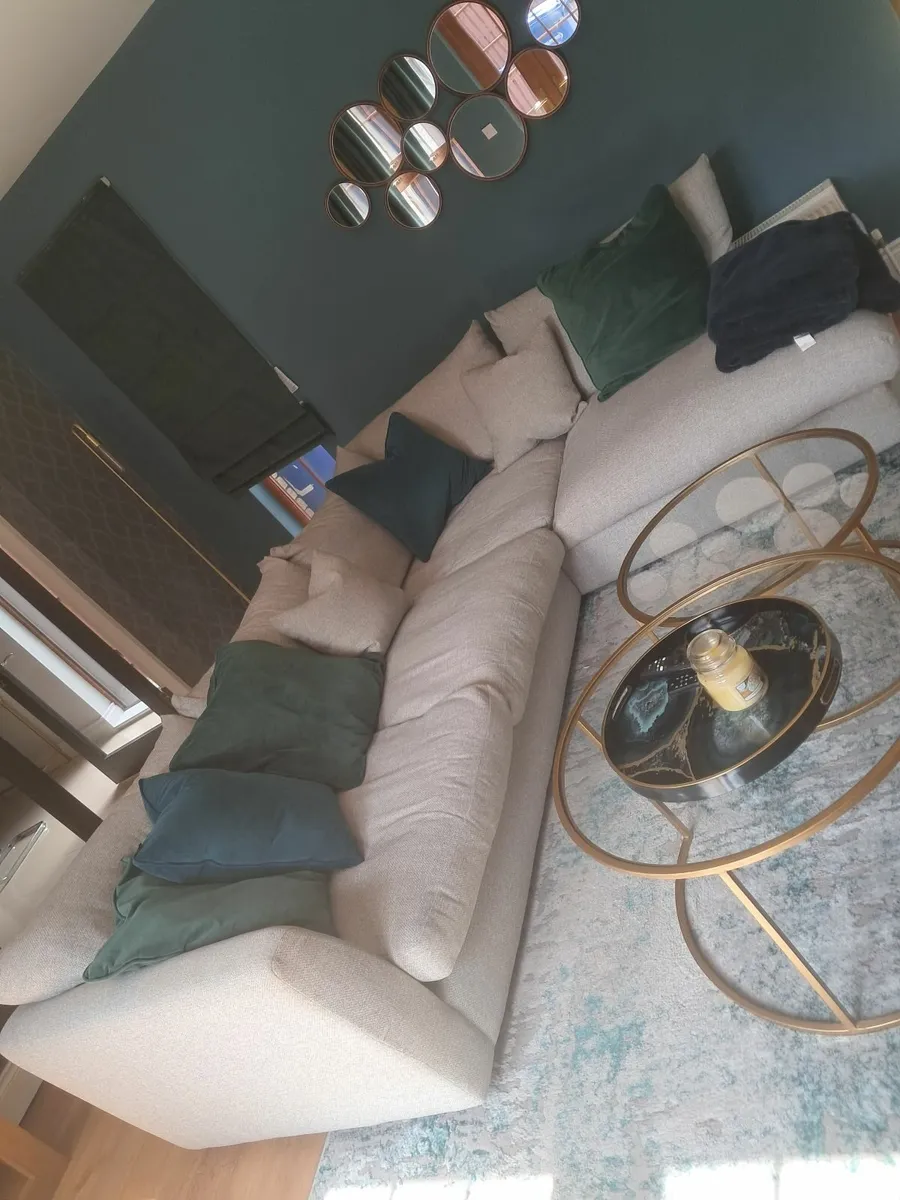 Couch. - Image 2