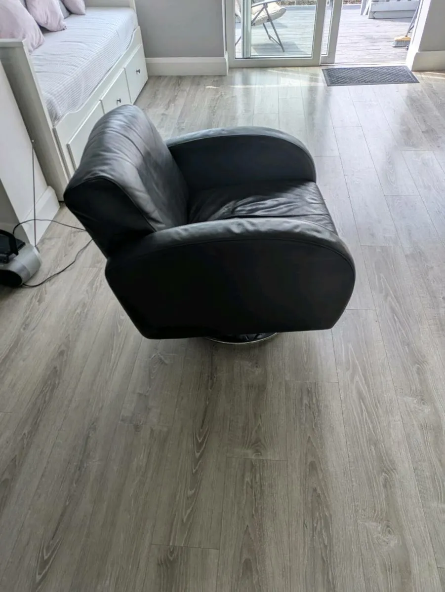 2 swivelling tub chairs black Italian leather - Image 1