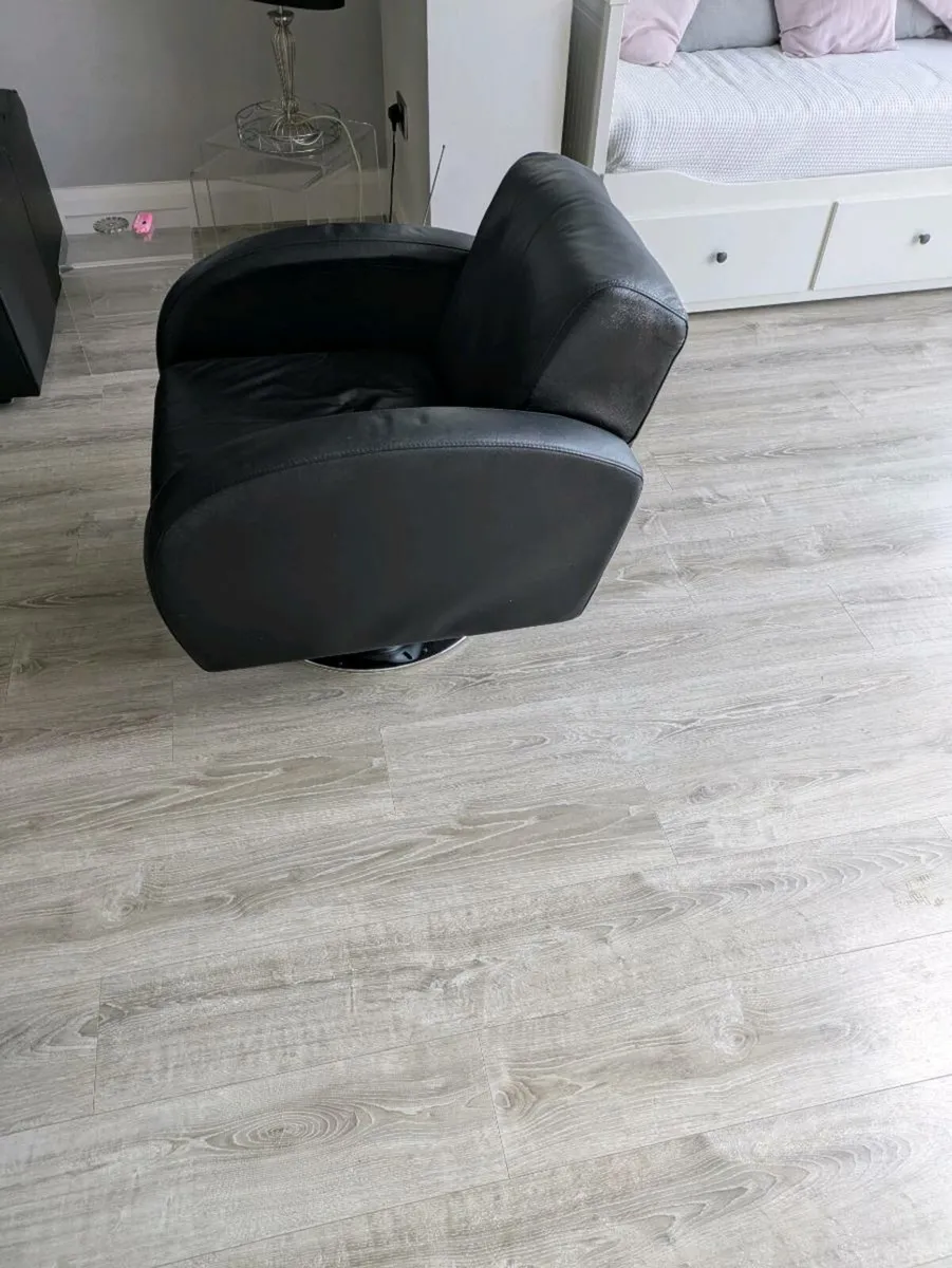 2 swivelling tub chairs black Italian leather - Image 2