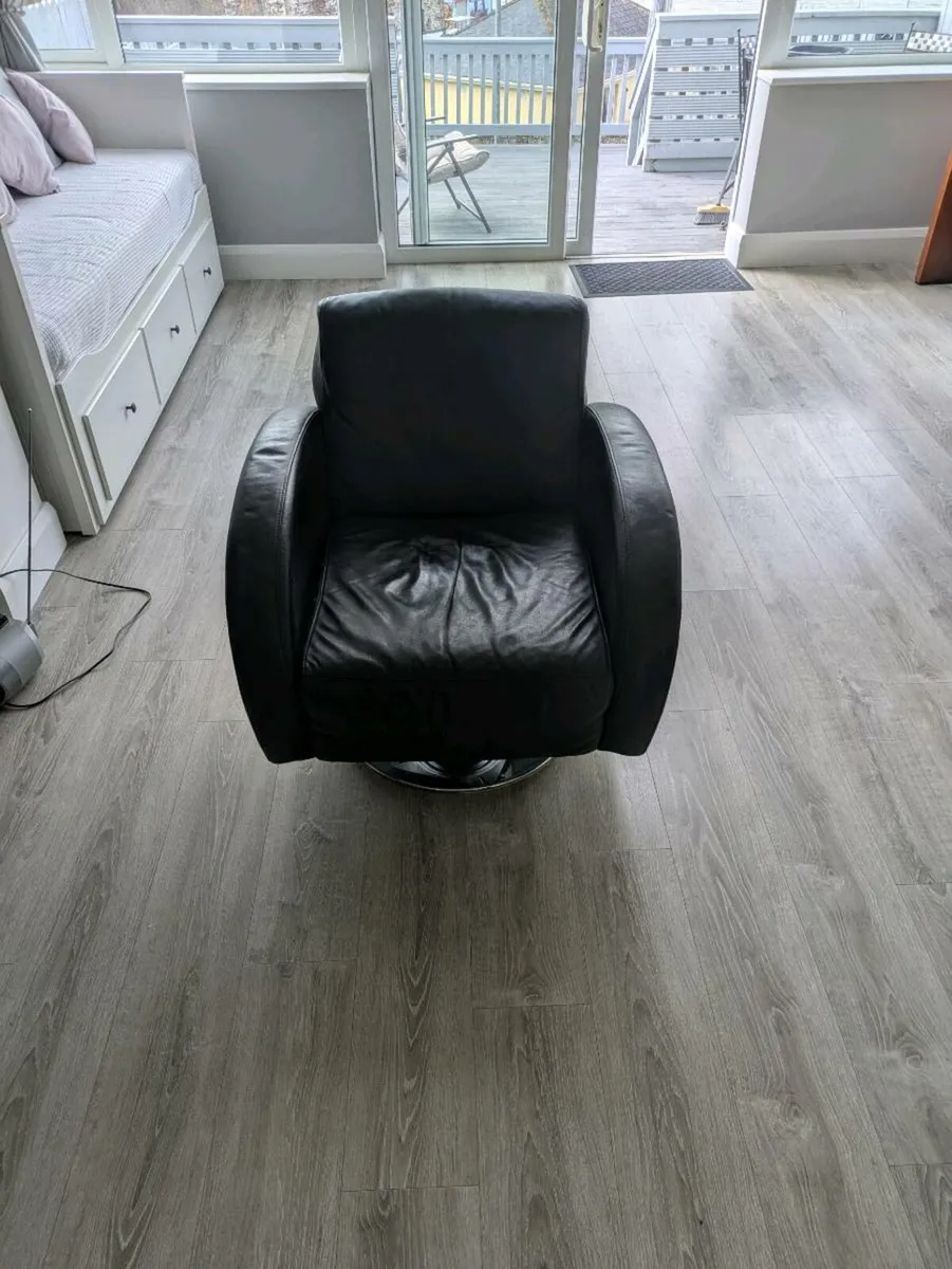 2 swivelling tub chairs black Italian leather - Image 4