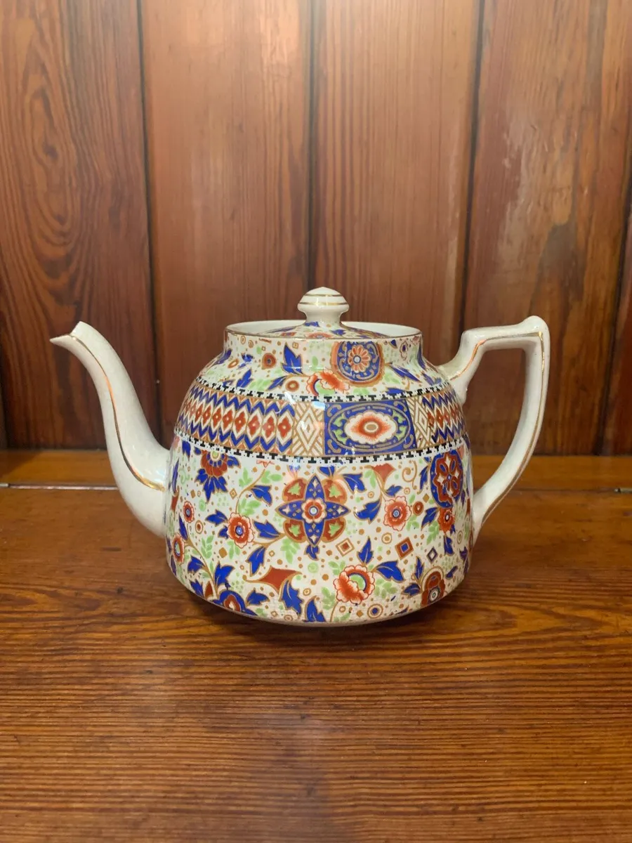 Vintage Imari-Style hand painted teapot. - Image 1