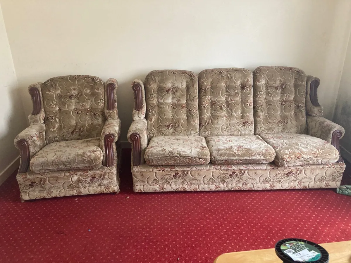 Suite of furniture - Image 1