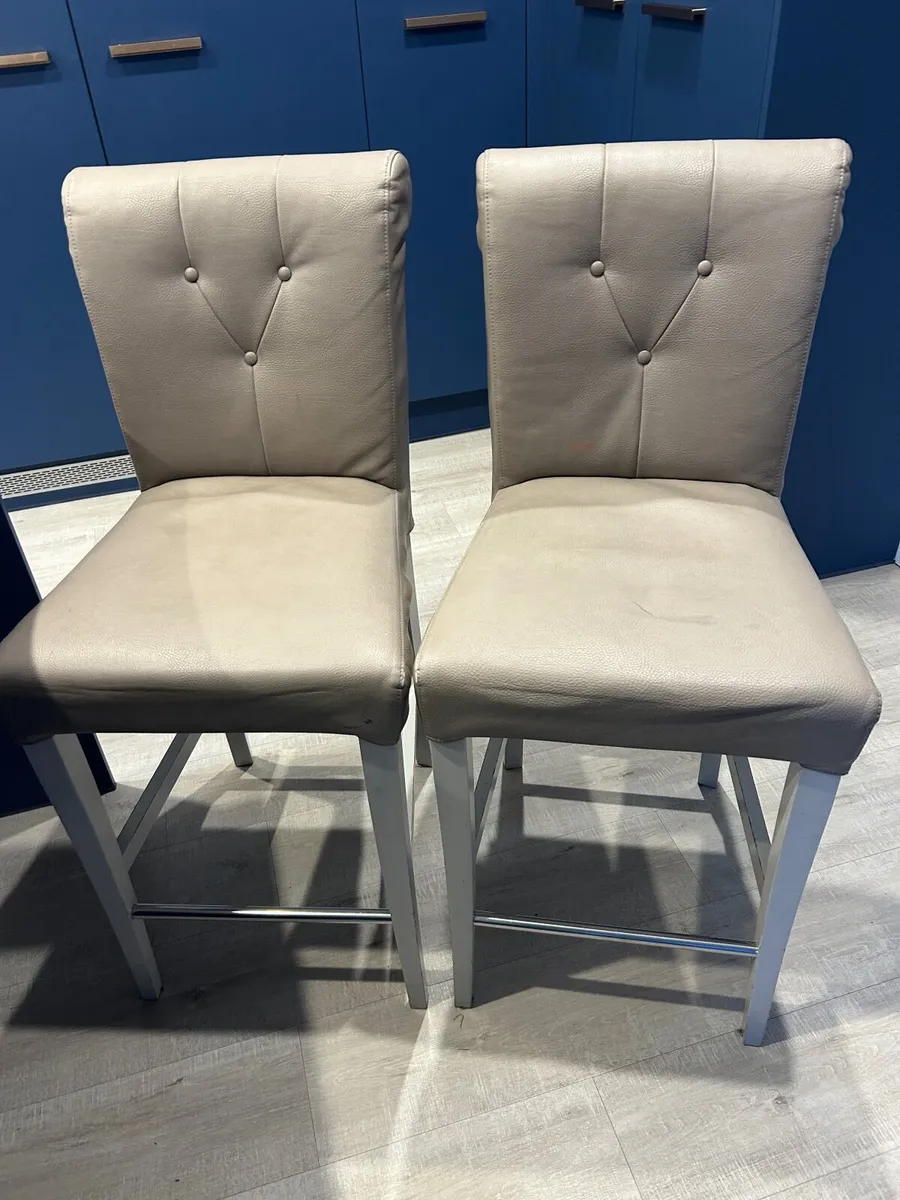 Kitchen island chairs - Image 1