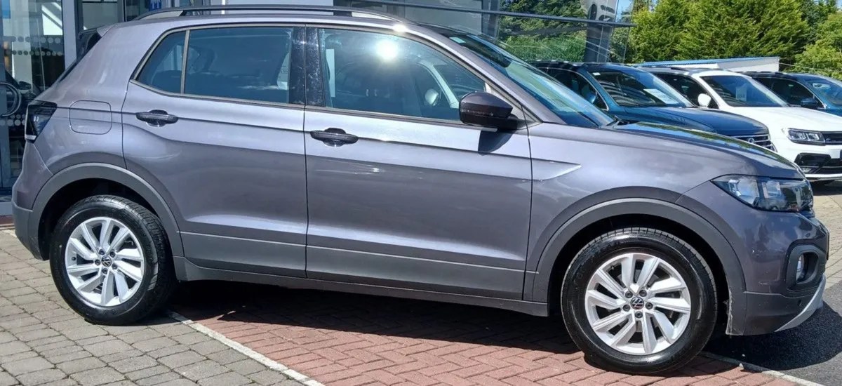 Volkswagen T-Cross Life 1.0 TSI 95hp  rear View C - Image 2