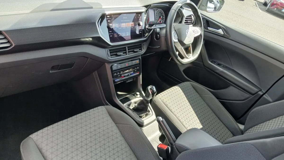 Volkswagen T-Cross Life 1.0 TSI 95hp  rear View C - Image 3