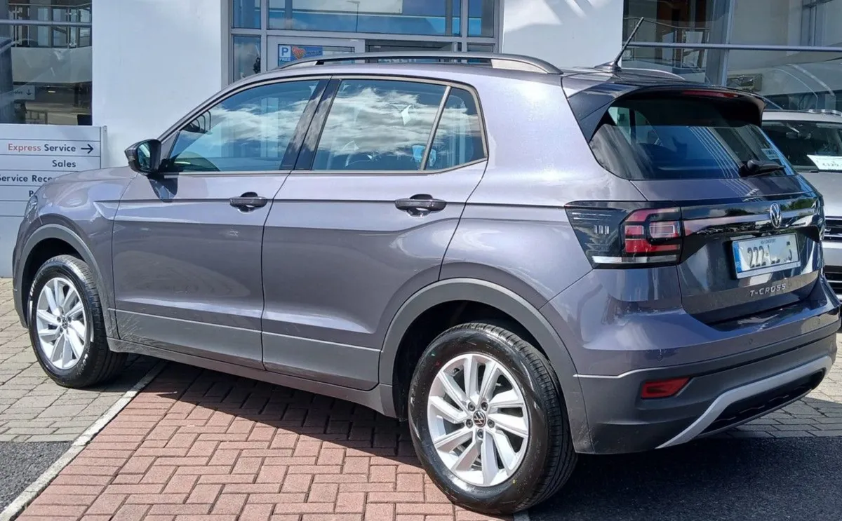 Volkswagen T-Cross Life 1.0 TSI 95hp  rear View C - Image 4