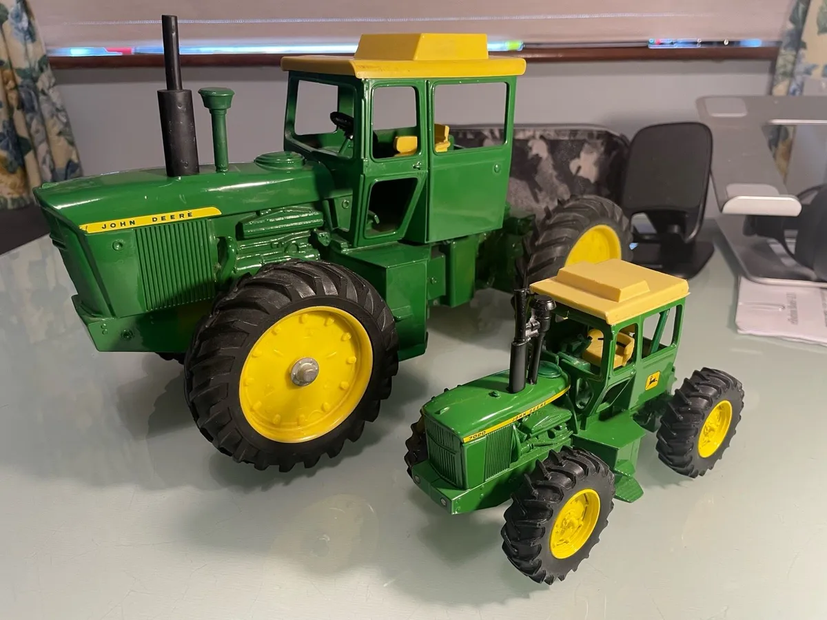 VINTAGE Ertl John Deere 7520 1:16 Scale - Image 1