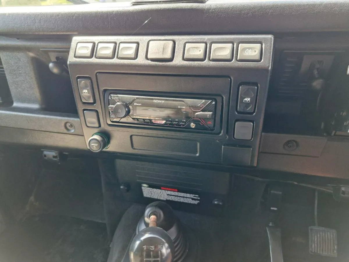 Land Rover Defender 2003 - Image 4