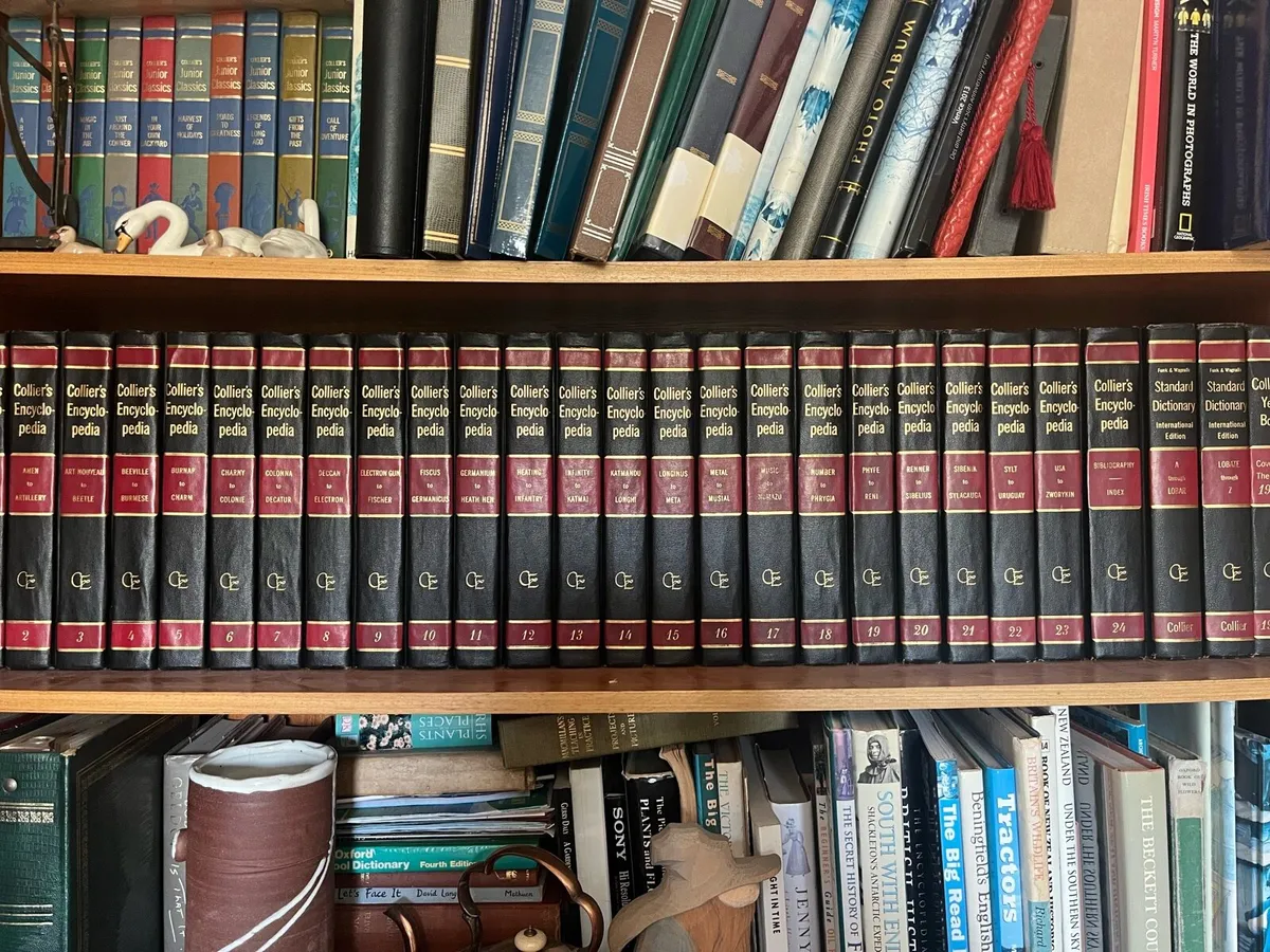 Complete set of Colliers encyclopaedia (1967)