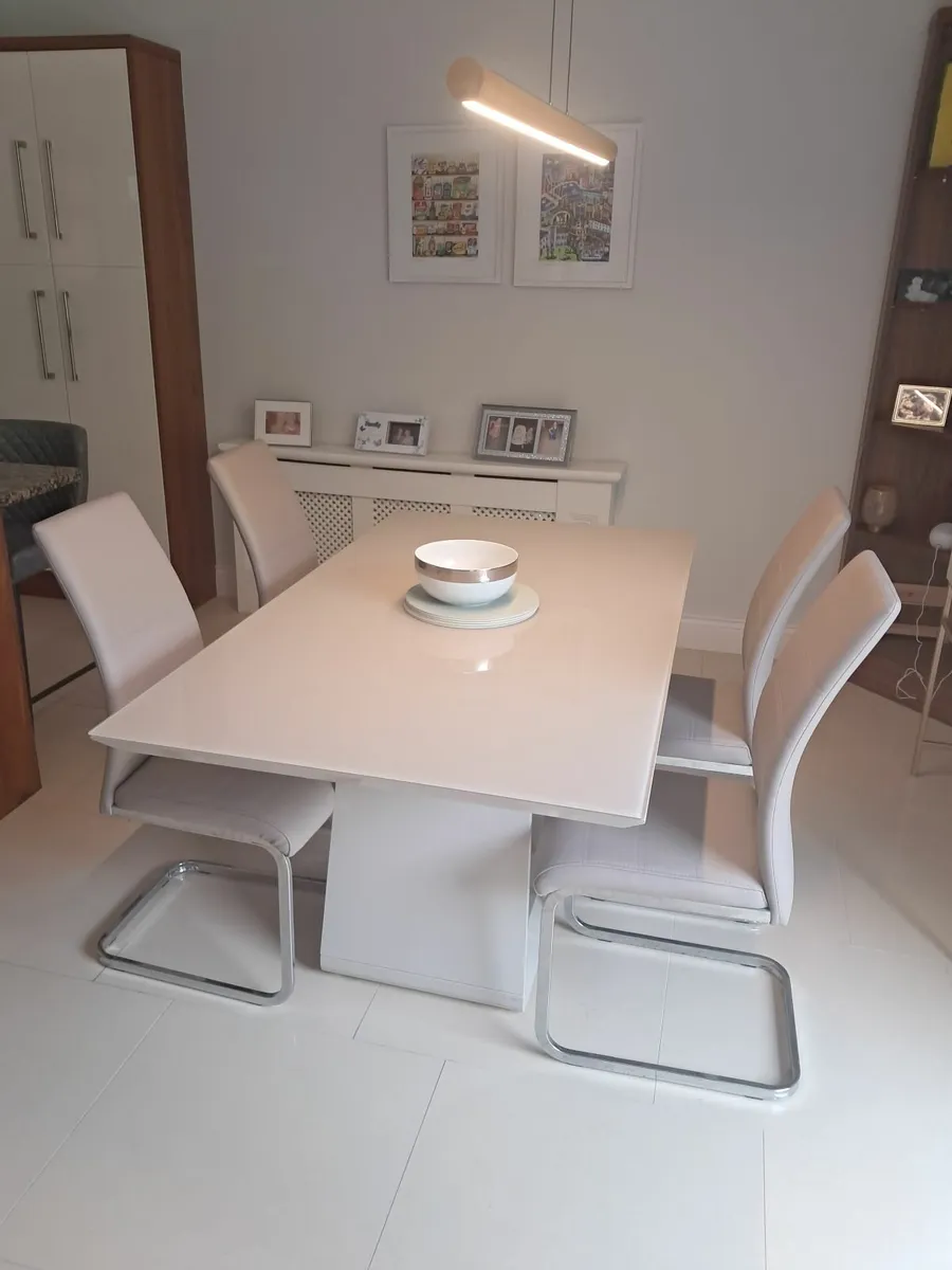 Table and chairs - Image 1