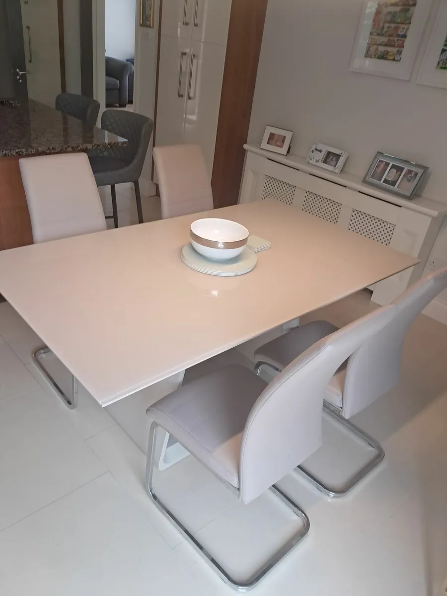 Table and chairs - Image 2